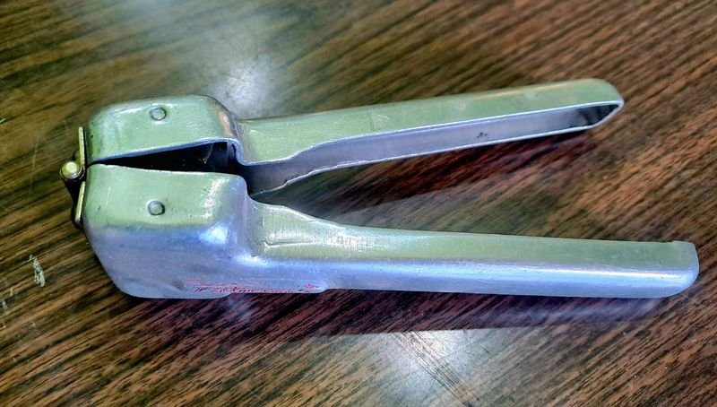 Lote siguiente: Cortadora de hielo antigua en aluminio