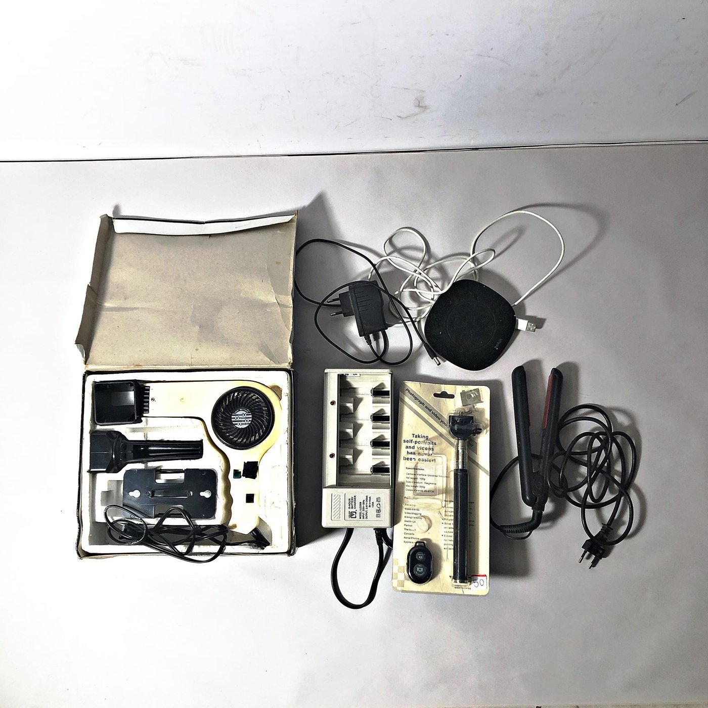 Lote de 5 Accesorios Electrónicos: Cargadores, Palo Selfie, Secador y Plancha de Pelo