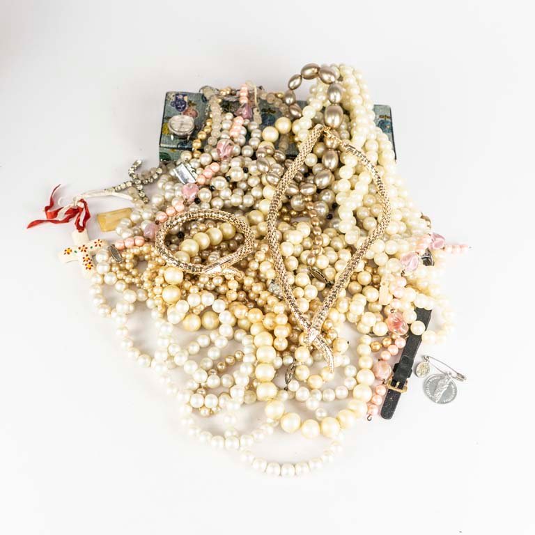 Lote siguiente: Colección de joyas y accesorios de lujo