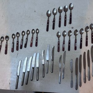 Lote de Cucharas y Cuchillos de Acero Inoxidable con Mangos de Madera - imagen 2