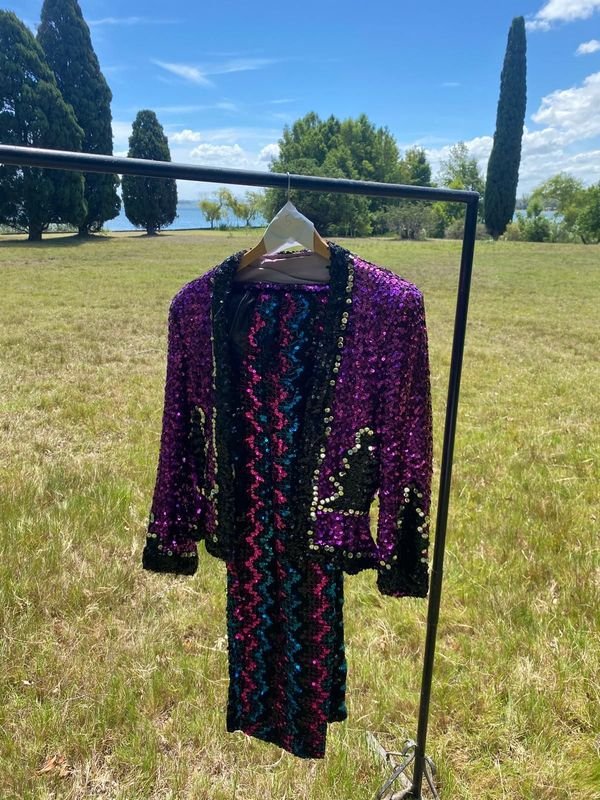 Conjunto de saco y pantalón con lentejuelas violetas y azules - imagen 2