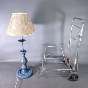 Lámpara de Mesa Azul y Carrito Plegable Metálico - imagen 1