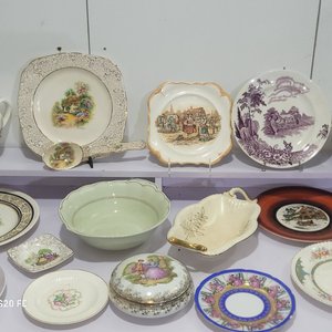 Lote anterior: Lote de Porcelana Variada: Platos Decorativos, Ensaladera y Jarrita