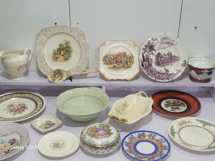 Lote de Porcelana Variada: Platos Decorativos, Ensaladera y Jarrita