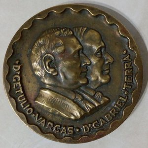 Lote siguiente: Medalla Conmemorativa Bronce 1935 Vargas Terra Uruguay Brasil