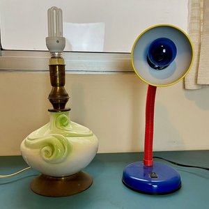 Lote de 2 Lámparas de Mesa: Antigua Cerámica y Flexible Moderna - imagen 2