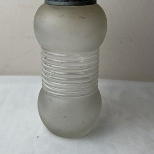 Antigua Coctelera de Vidrio Esmerilado con Tapa Metálica - imagen 2