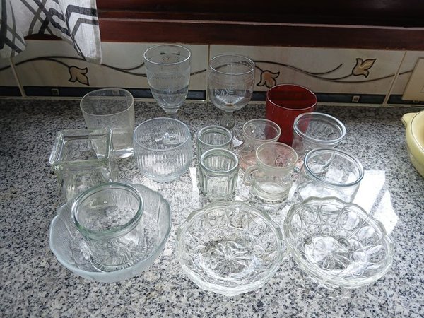 Lote de 16 piezas de vidrio y cristal: copas, vasos y recipientes para postres