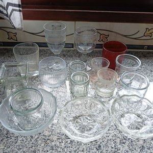 Lote siguiente: Lote de 16 piezas de vidrio y cristal: copas, vasos y recipientes para postres