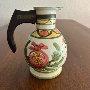 Lote siguiente: Jarra Antigua de Cerámica Esmaltada Artesanal con Diseño Floral
