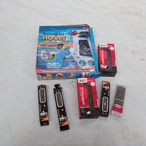 Siete piezas: control universal +2 micrófonos + 3 palos de selfie + aro de basket para ropa sucia. - imagen 3