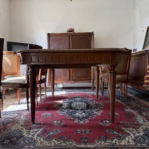Juego de Comedor Clásico: Mesa y 6 Sillas de Madera con Incrustaciones y Tapizado de Cuero - imagen 4