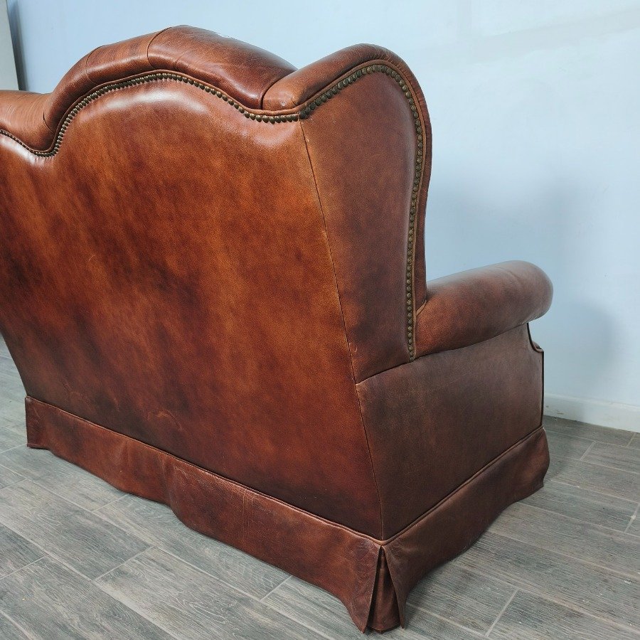 Sillón de cuero capitoneado con respaldo capitoneado y almohadones - imagen 14