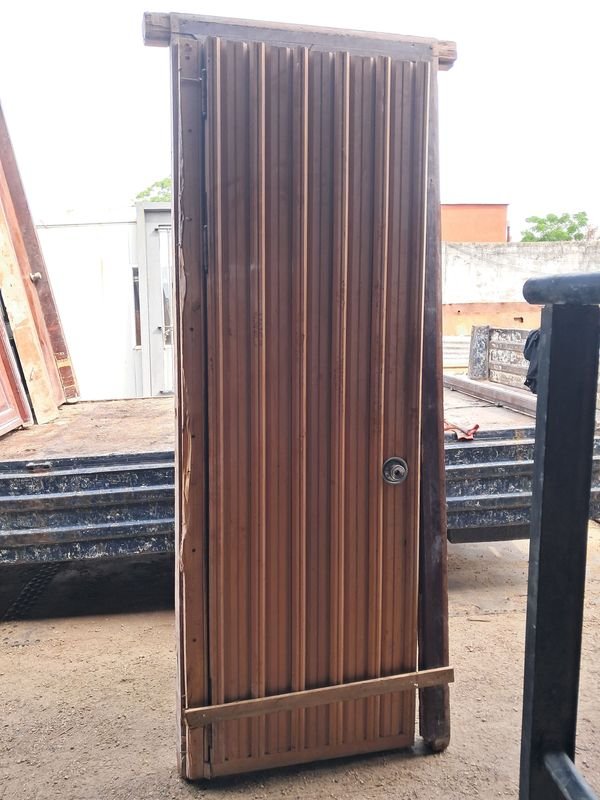 Puerta de madera con cerradura y reja - imagen 2