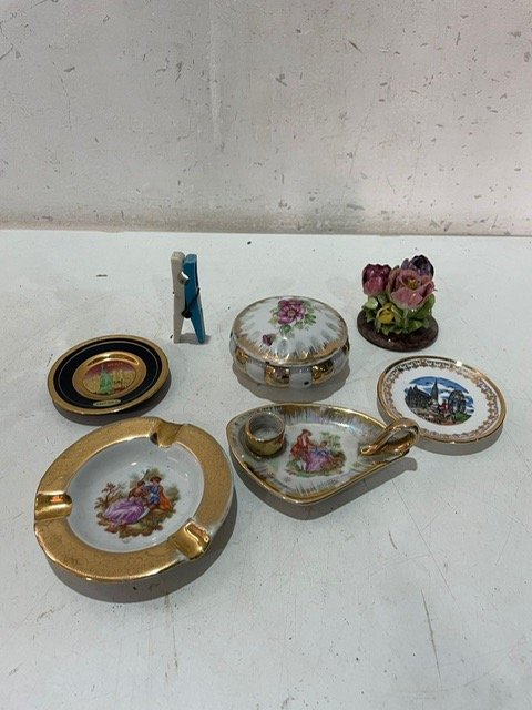 Lote anterior: Adornos de vitrina antiguos de porcelana