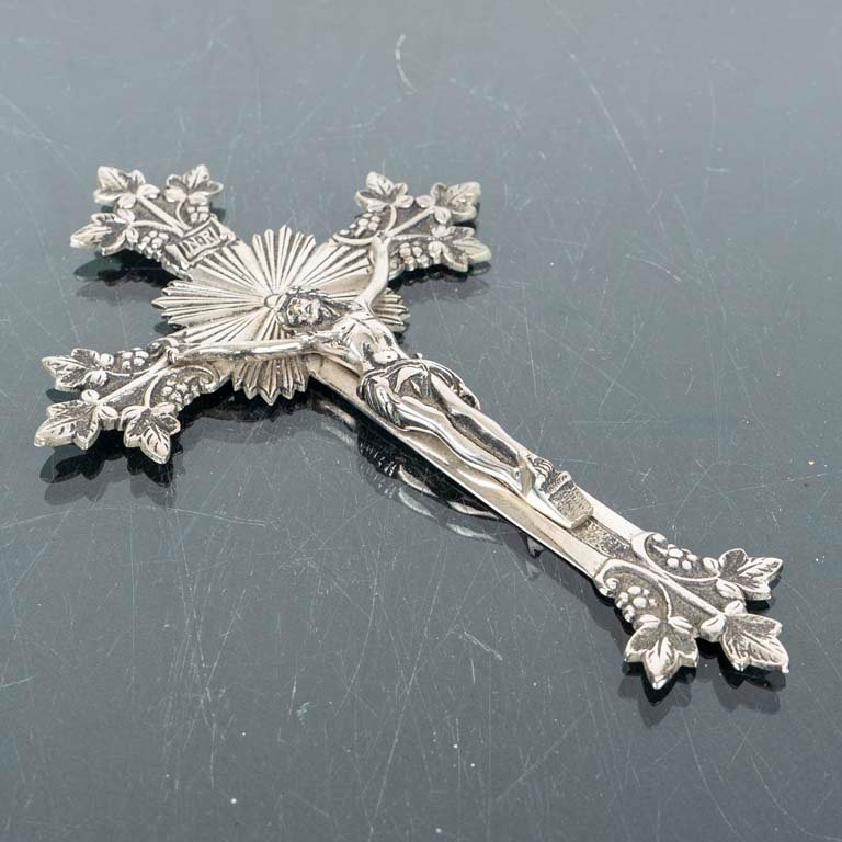 Lote siguiente: Cruz de metal con diseño ornamentado