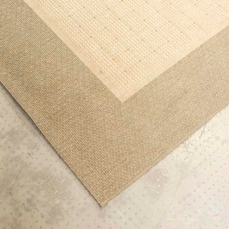 Alfombra acrílica con fondo beige y borde verde - imagen 2