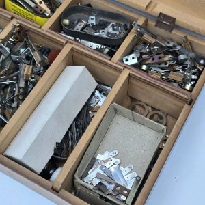 Caja de Madera Antigua con Componentes Metálicos y Decoración Floral - imagen 3