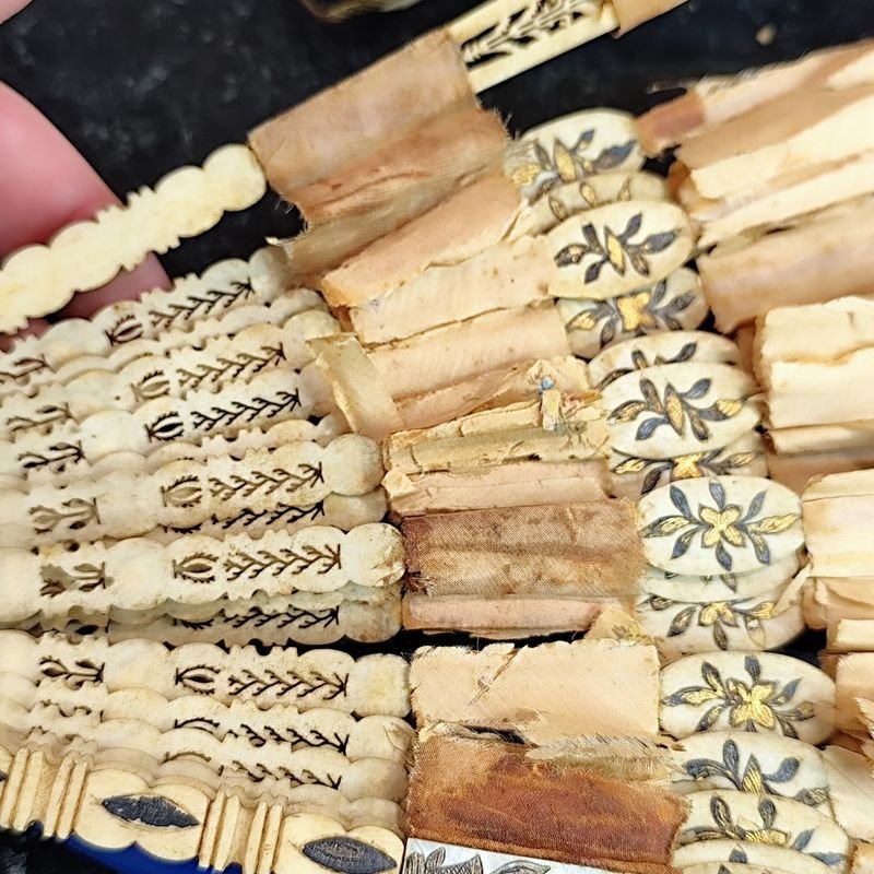 Antiguo abanico en hueso o similar pintado a mano con detalles lógicos por su edad - imagen 7