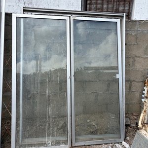 Lote siguiente: Ventana de aluminio corrediza con mosquitero y vidrio roto