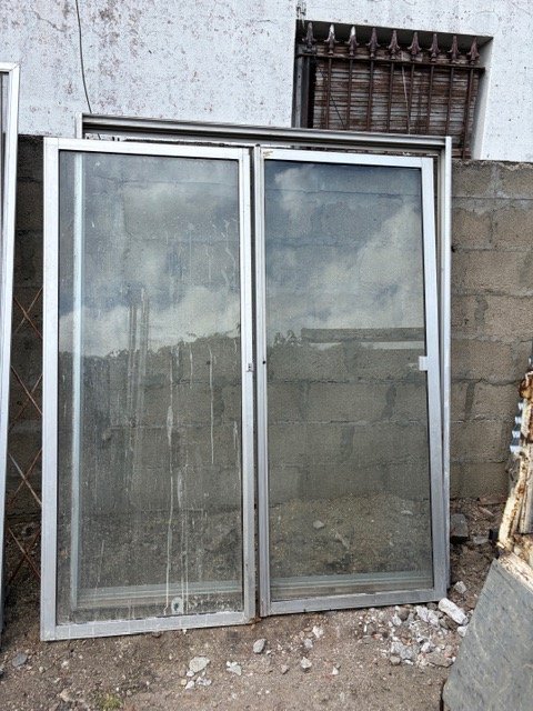 Ventana de aluminio corrediza con mosquitero y vidrio roto