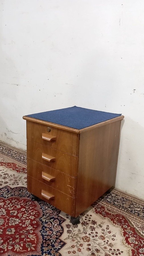 Cajonera rodante en madera con tapa de tela y cuatro cajones - imagen 4