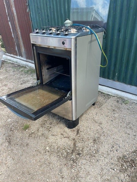 Cocina a gas en buen estado - imagen 3