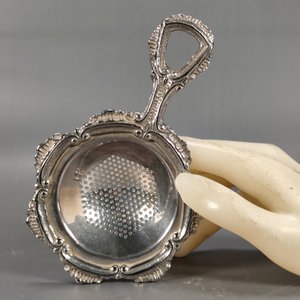 Par de Fuentes Ovaladas y Colador de Té en Metal Plateado - imagen 7