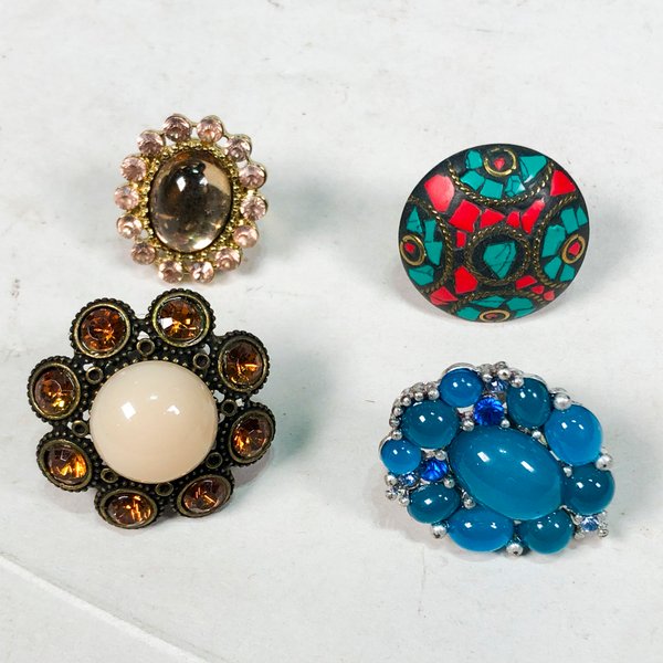 Lote de Cuatro Anillos Metálicos para Dama con Diseños Variados - imagen 1