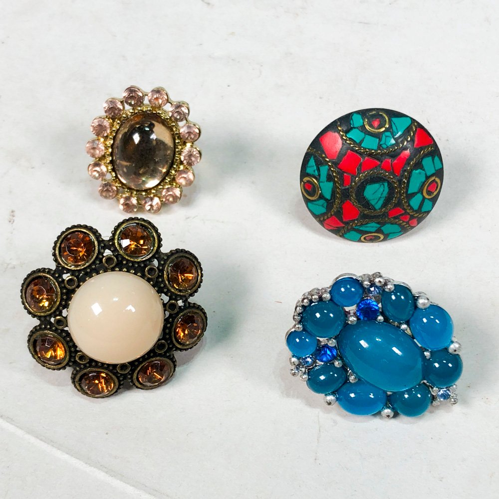Lote de Cuatro Anillos Metálicos para Dama con Diseños Variados