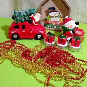 Lote Navideño: Cajas Decorativas, Adorno de Auto con Luz, Velas y Corona - imagen 3