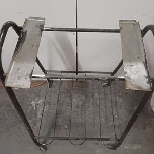 Lote de Farol de Hierro, Soporte de Madera y Hierro, Mesa de TV y Cortina Roja - imagen 6