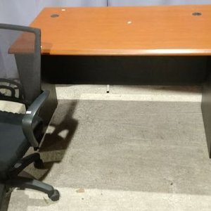 Escritorio Melamínico con Silla de Oficina Negra con Ruedas - imagen 2