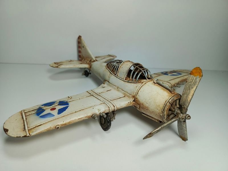 Lote anterior: Avión vintage de juguete a escala en hojalata, coleccionable