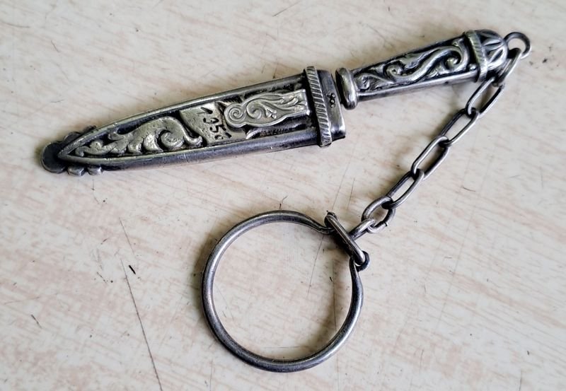 Lote siguiente: Cuchillo de plata con cadena, antiguo y manual