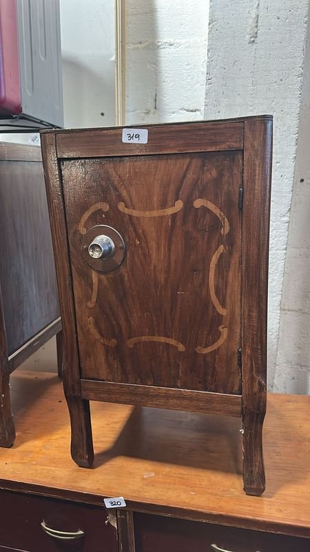 Lote siguiente: Dos Mesas de Luz en Madera con Puerta