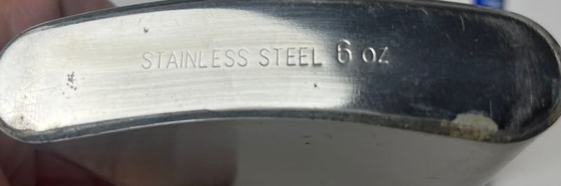 Petaca de plata con detalles en español - imagen 6