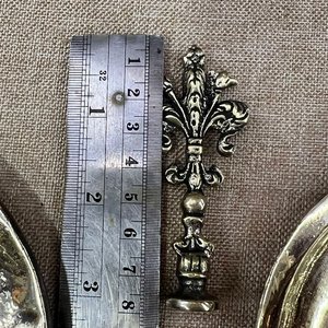Lote de Dos Placas Decorativas en Relieve y Sello con Flor de Lis - imagen 11