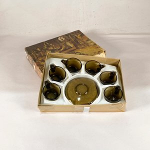 Lote siguiente: Set de 6 Tazas y 6 Platos de Vidrio Ámbar "Verreco France"