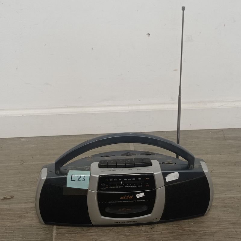 Radio AM y FM con pasa cassette marca "Elta" - imagen 1