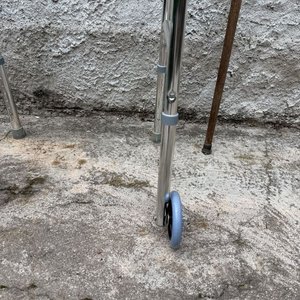 Andador Plegable Metálico y Bastón de Madera - imagen 7