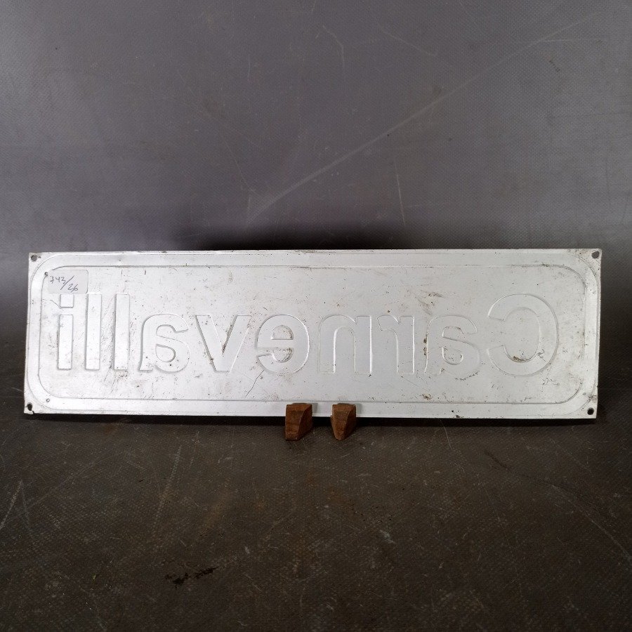 Placa metálica con inscripción en relieve 'Carnevalli' - imagen 4