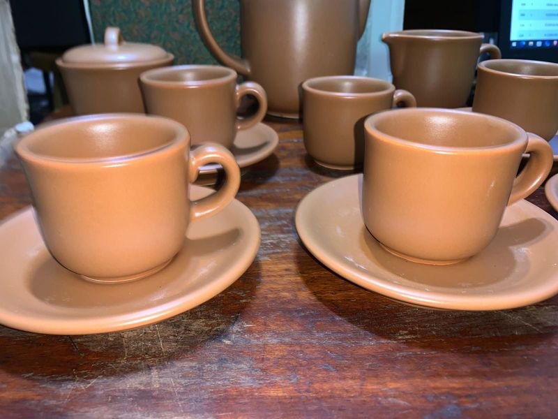 Juego de Te en Cerámica Marrón - Conjunto de Tazas, Platos y Utensilios - imagen 4