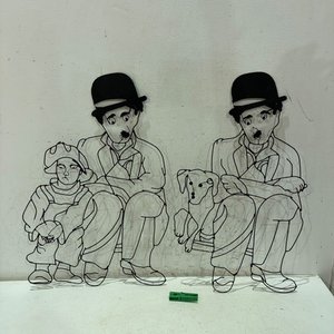 Lote siguiente: Adornos de Charles Chaplin de Alambre