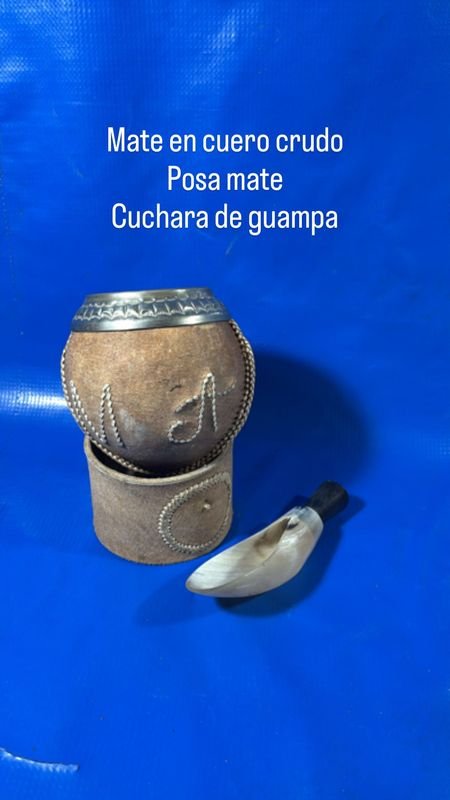 Lote siguiente: Mate en cuero crudo, posa mate y cuchara de guampa para el hogar