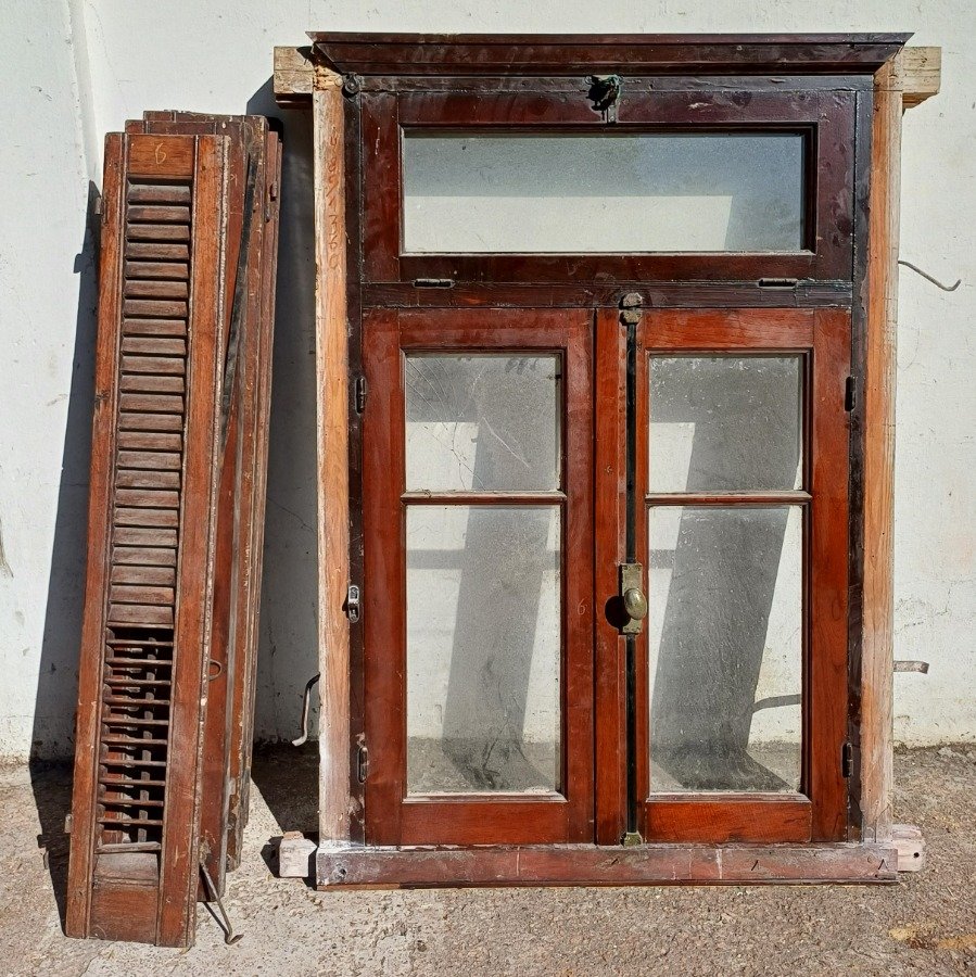 Lote anterior: Ventana con dos hojas batientes en cedro con marco de pinotea