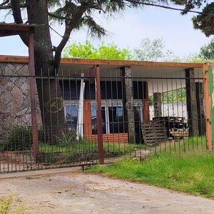 Remate de Inmueble: Casa con Living, Comedor, Dormitorios y Exterior - imagen 2