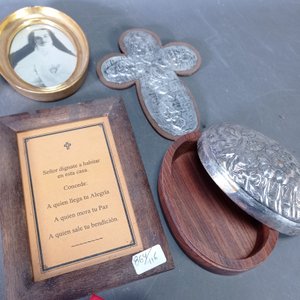 Lote de Adornos Religiosos: Cruces, Cuadro y Alhajero - imagen 5