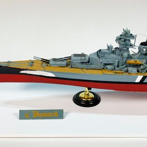Maqueta Acorazado Alemán Bismarck en Vitrina Acrílica - imagen 3