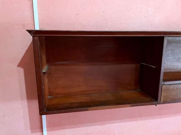 Mueble Aéreo en Madera Lustrada con Estantes Abiertos y Detalles de Uso - imagen 6